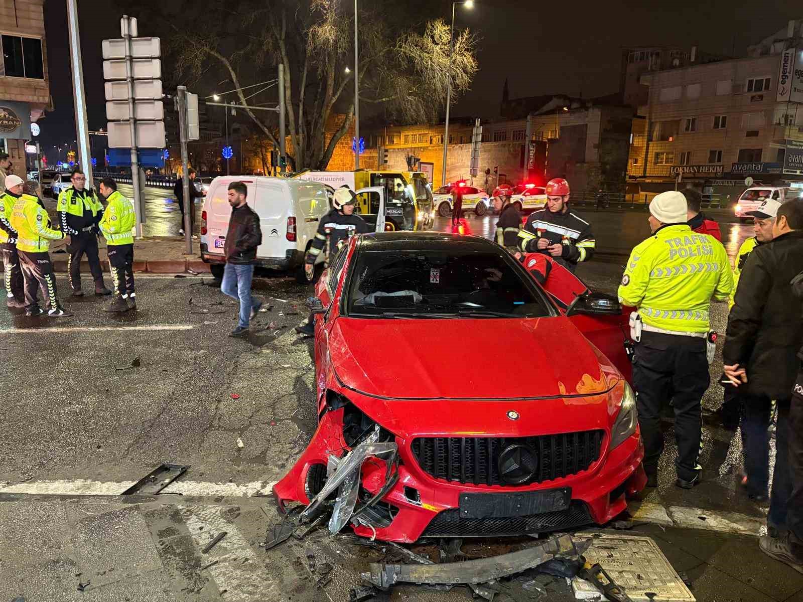 hafif ticari arac ile otomobil carpisti 2 yarali 1 eKN9vsUR
