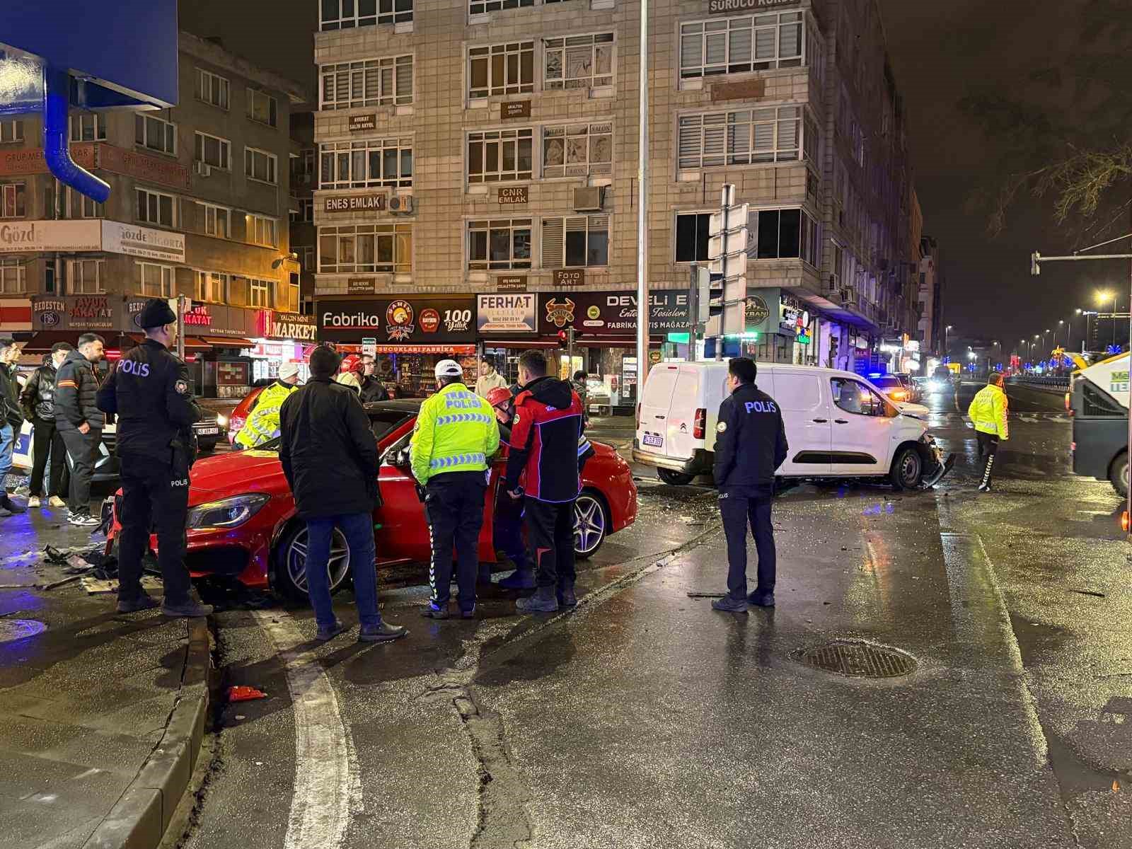 hafif ticari arac ile otomobil carpisti 2 yarali 2 rhL7FcE2