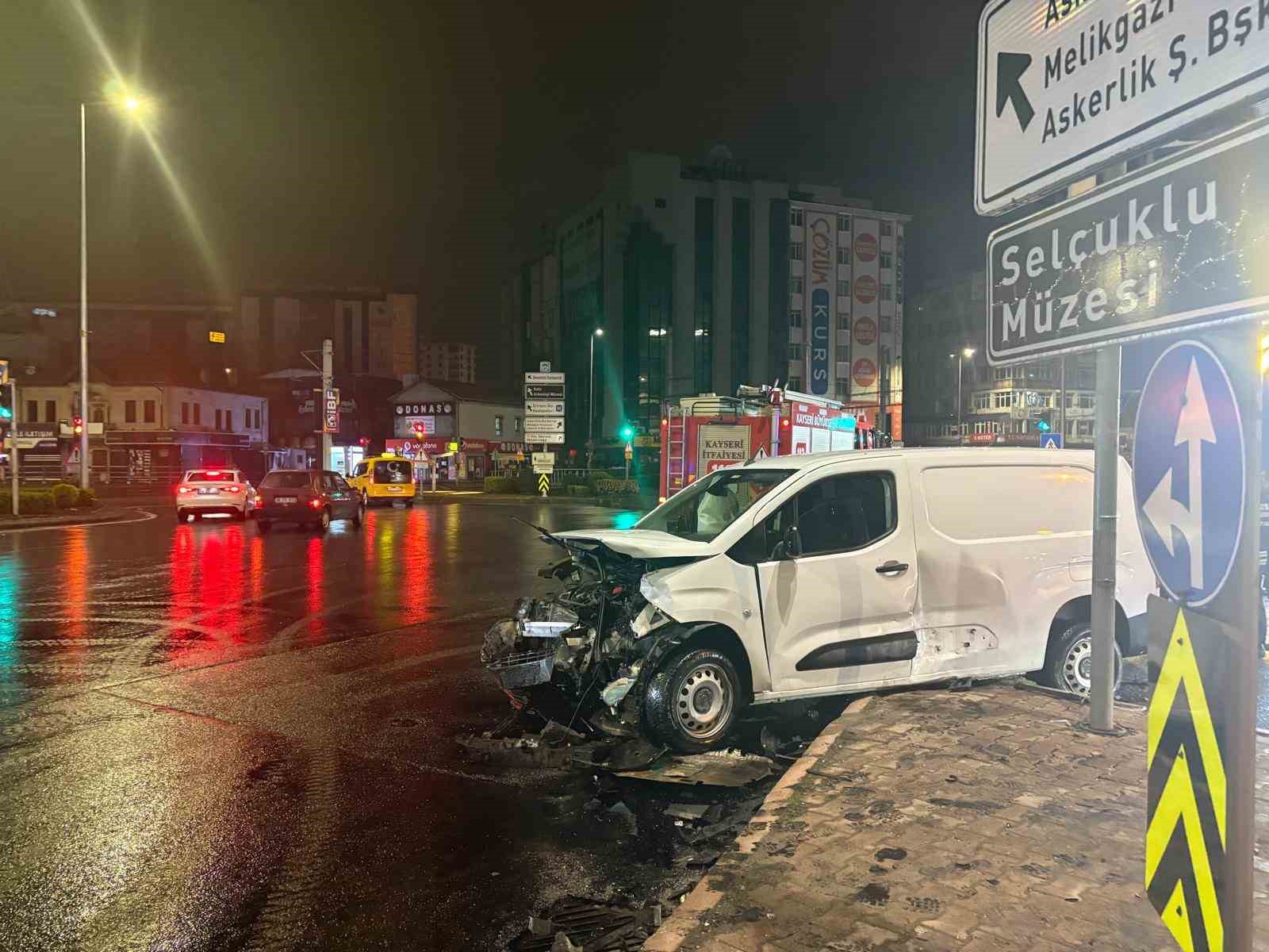 hafif ticari arac ile otomobil carpisti 2 yarali 3 LnRMcKit