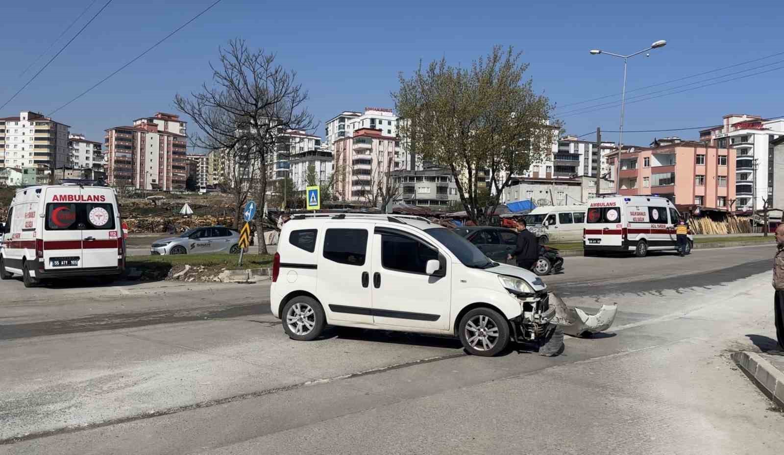 Hafif ticari araç ile otomobil çarpıştı: 3 çocuk yaralı 5 hafif ticari arac ile otomobil carpisti 3 cocuk yarali 1 AdP6wBrP