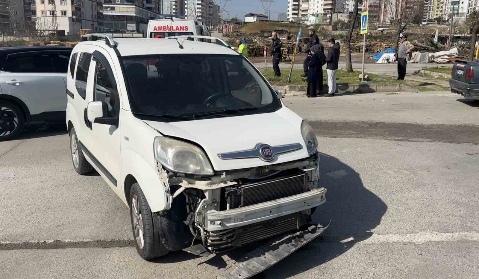 Hafif ticari araç ile otomobil çarpıştı: 3 çocuk yaralı 6 hafif ticari arac ile otomobil carpisti 3 cocuk yarali 2 9QDTCJdk