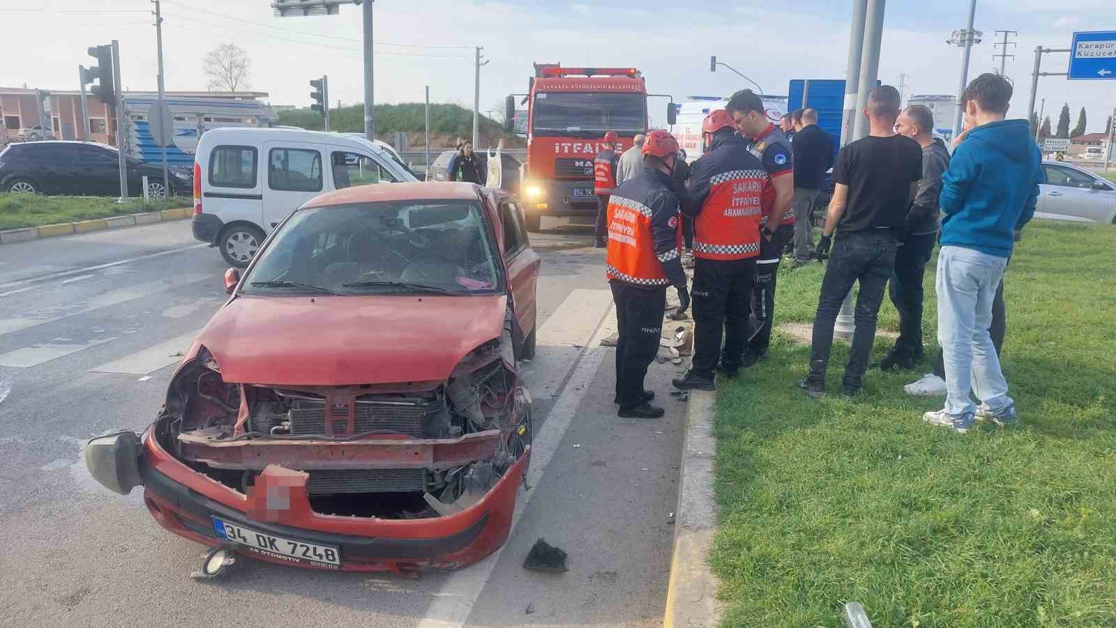 hafif ticari arac ile otomobil carpisti 4 yarali 0 YVduuirB