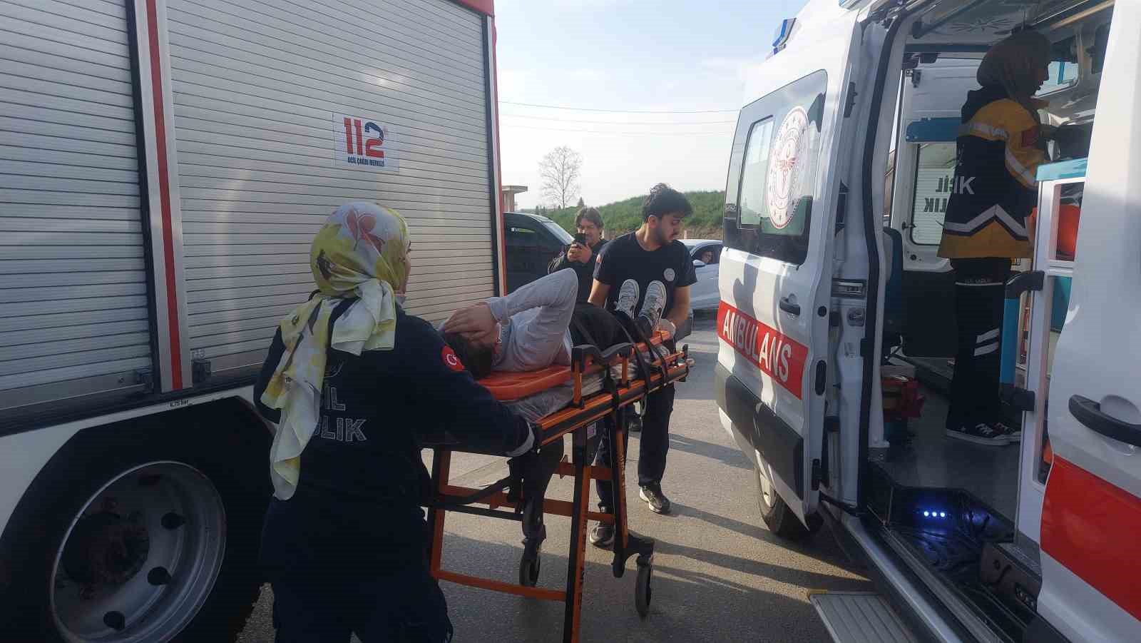hafif ticari arac ile otomobil carpisti 4 yarali 1 qUDCZrvh