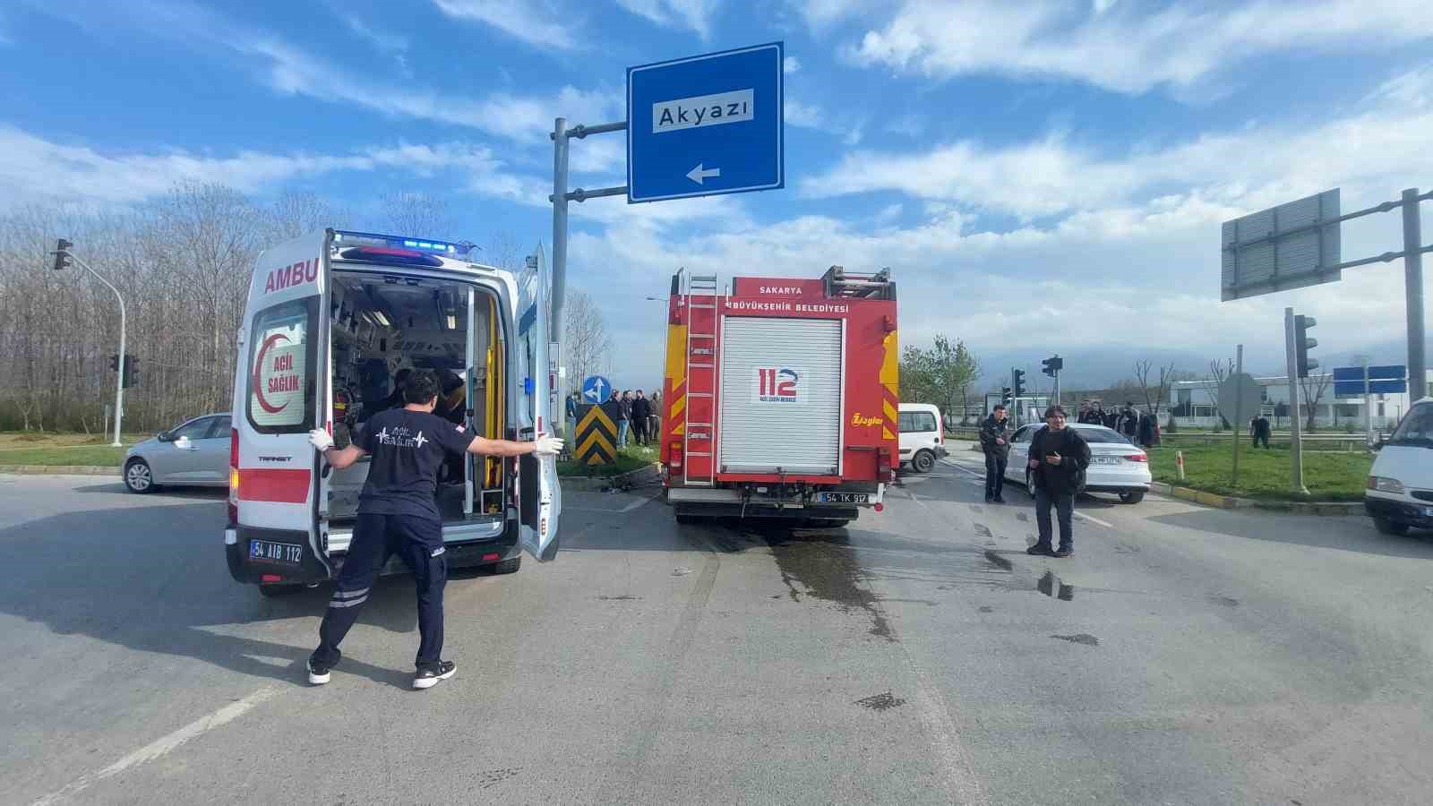hafif ticari arac ile otomobil carpisti 4 yarali 3 GcHhUb3s