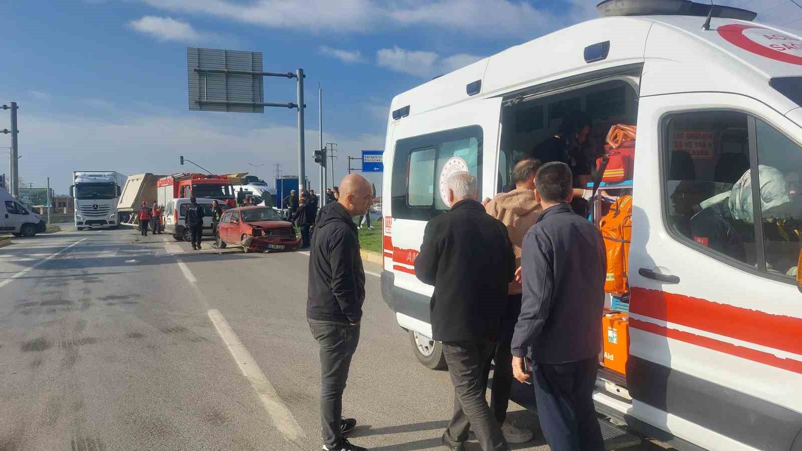 hafif ticari arac ile otomobil carpisti 4 yarali 5 aPUGrpGI
