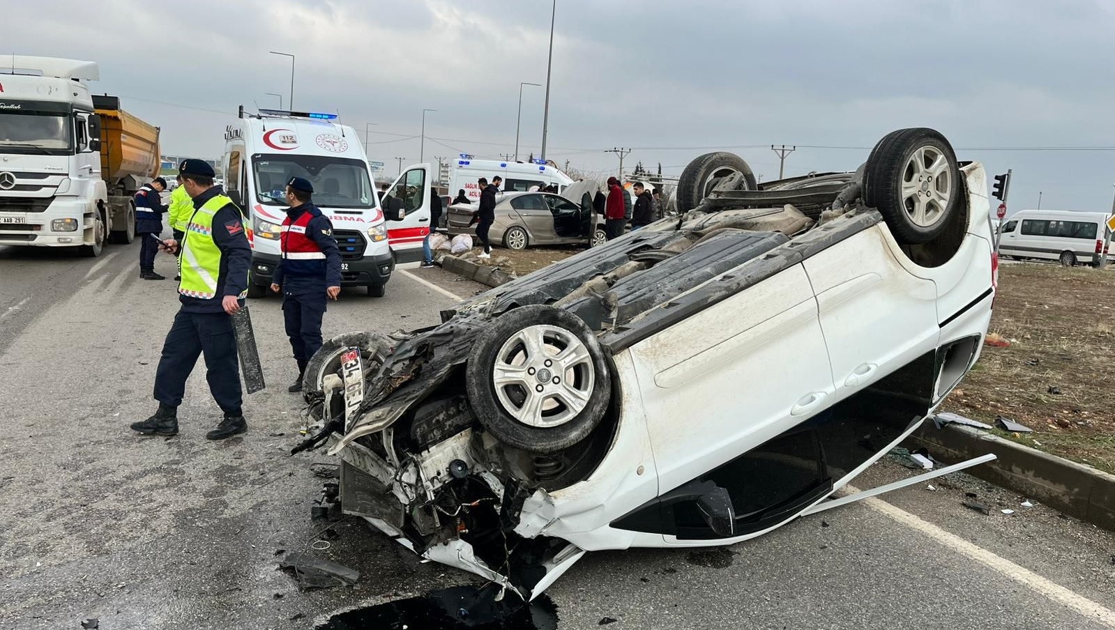 hafif ticari arac ile otomobil carpisti 6 yarali 0