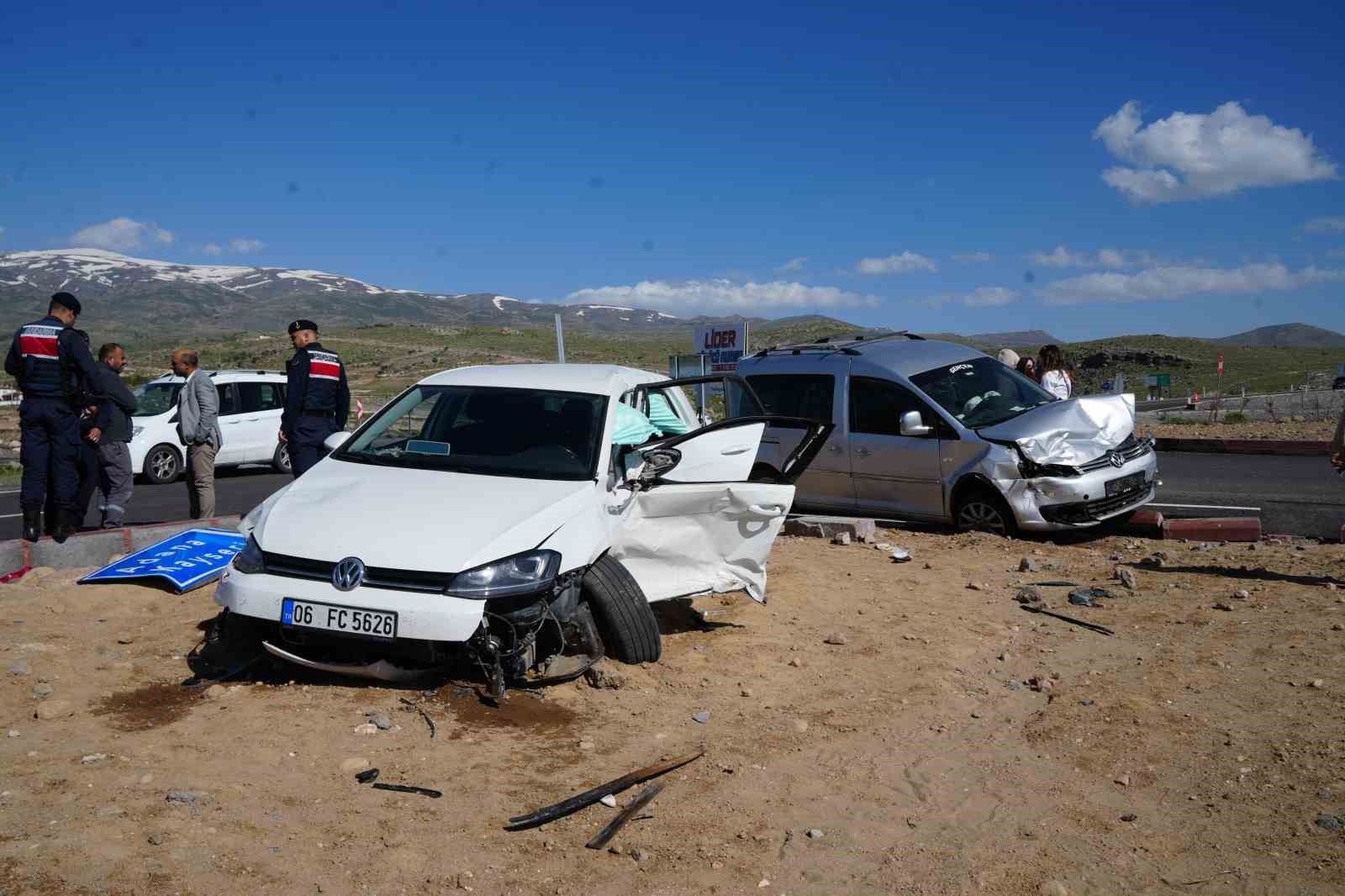 Hafif ticari araç ile otomobil çarpıştı: 7 yaralı 6 hafif ticari arac ile otomobil carpisti 7 yarali 2 qMdpnj9a