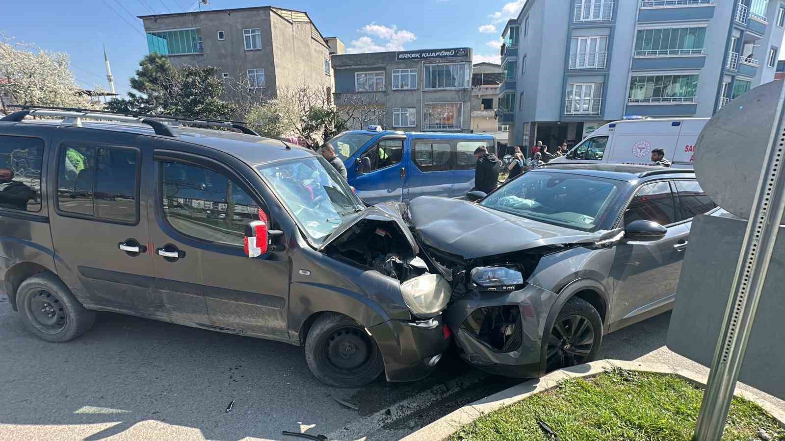 Hafif ticari araç ile SUV tipi araç kafa kafaya çarpıştı: 4 yaralı 4 hafif ticari arac ile suv tipi arac kafa kafaya carpisti 4 yarali 0 aMMKrTNR