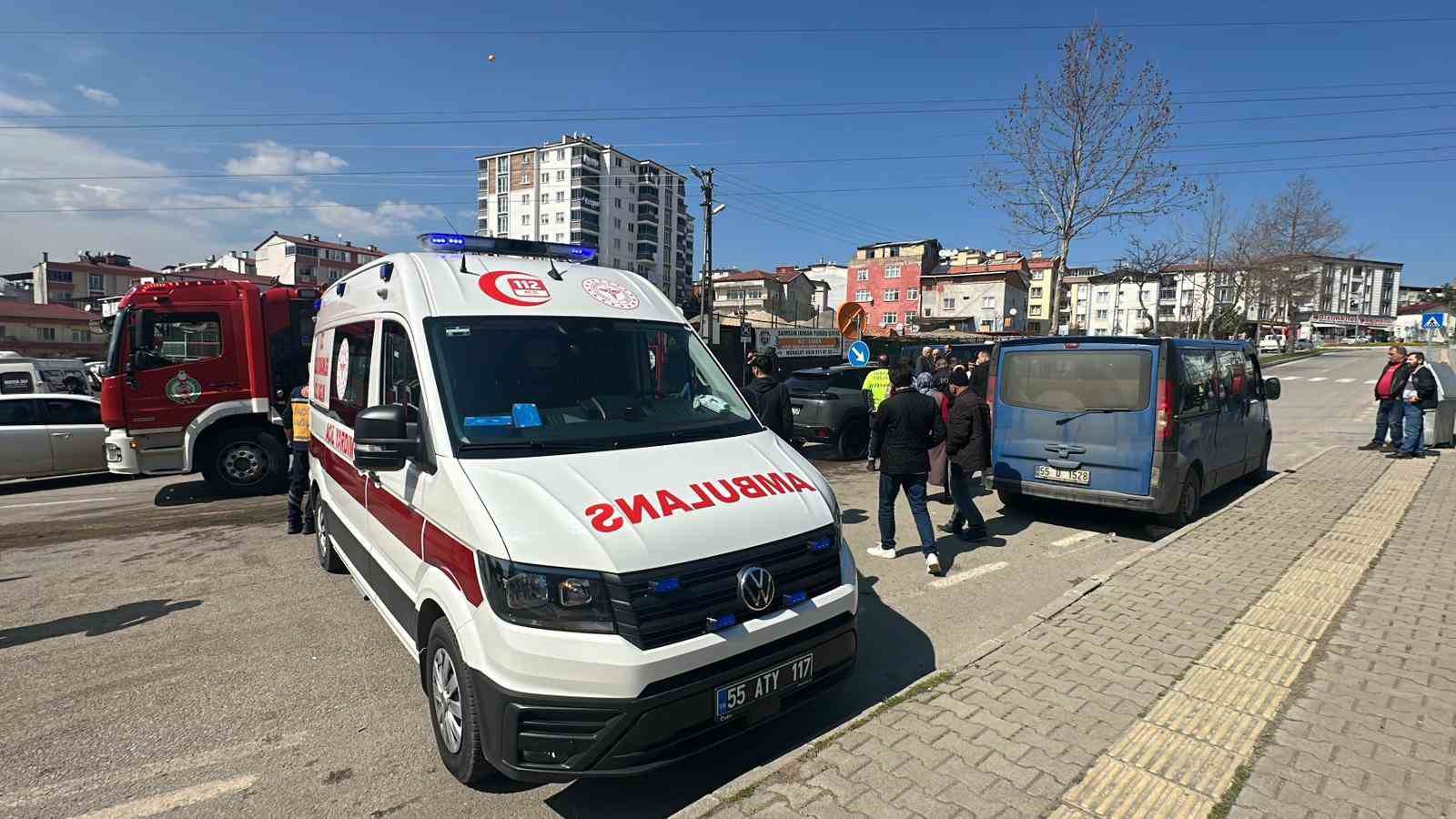 Hafif ticari araç ile SUV tipi araç kafa kafaya çarpıştı: 4 yaralı 6 hafif ticari arac ile suv tipi arac kafa kafaya carpisti 4 yarali 2 NF9V6H72