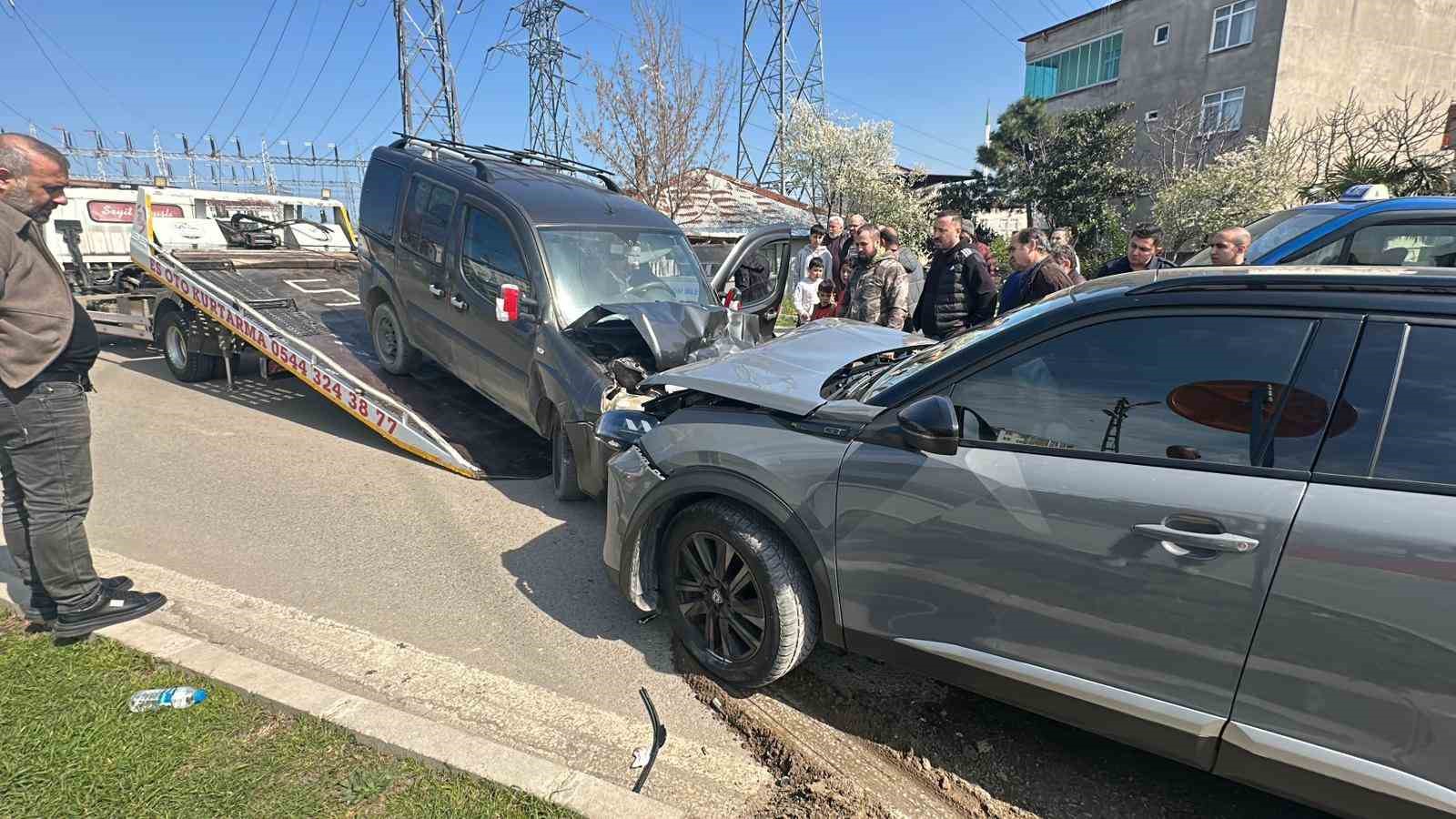 hafif ticari arac ile suv tipi arac kafa kafaya carpisti 4 yarali 3 P4LClymU