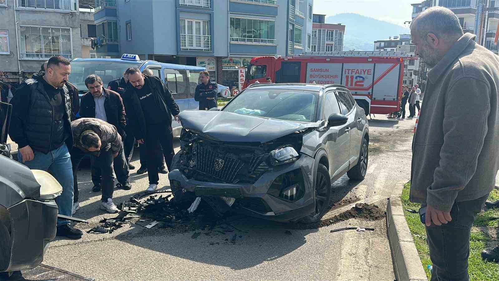 hafif ticari arac ile suv tipi arac kafa kafaya carpisti 4 yarali 4 5cQHDEzf