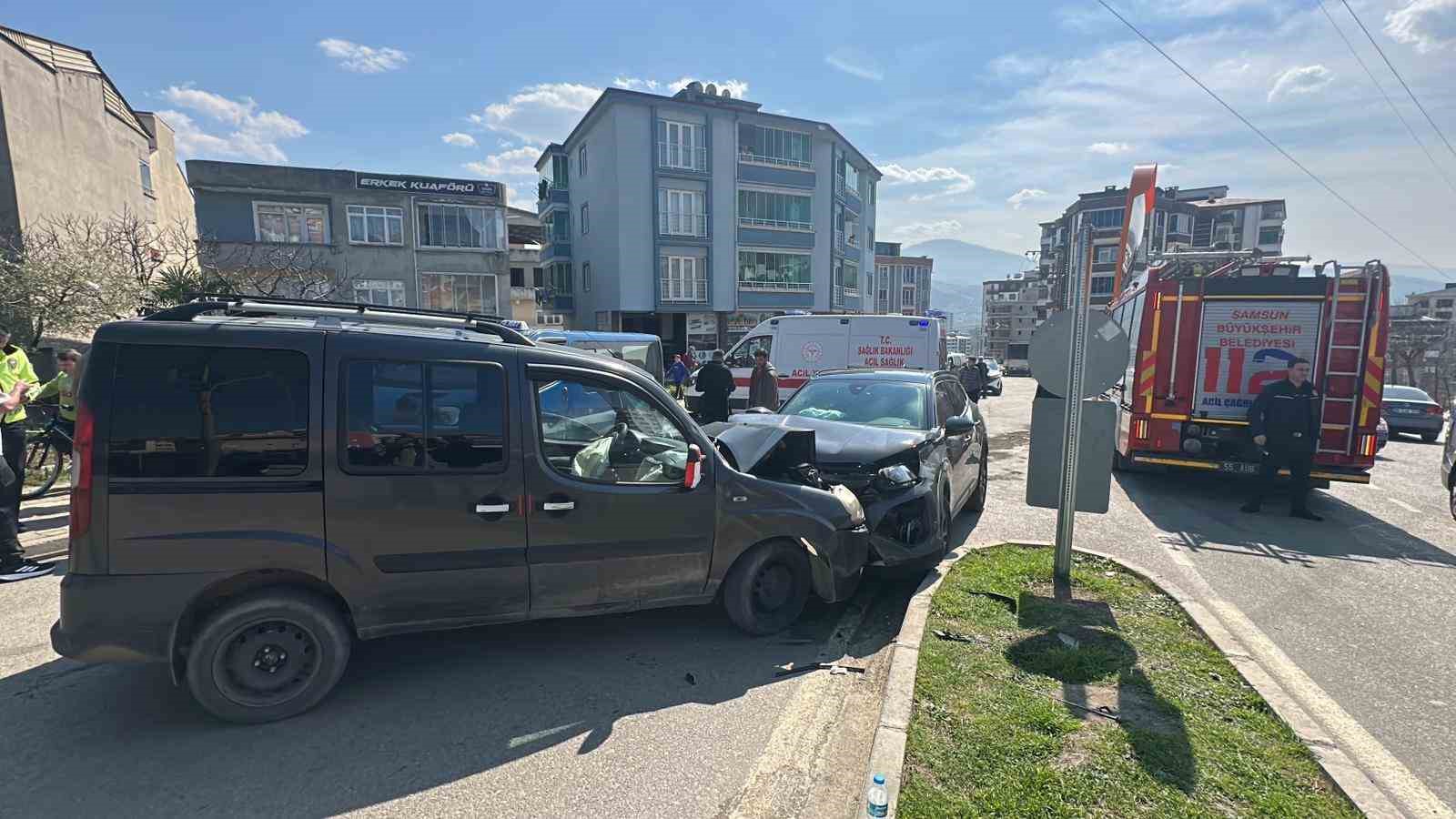 hafif ticari arac ile suv tipi arac kafa kafaya carpisti 4 yarali 5 sDcm2Pvt