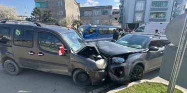 hafif-ticari-arac-ile-suv-tipi-arac-kafa-kafaya-carpisti-4-yarali-guvGpgAe.jpg
