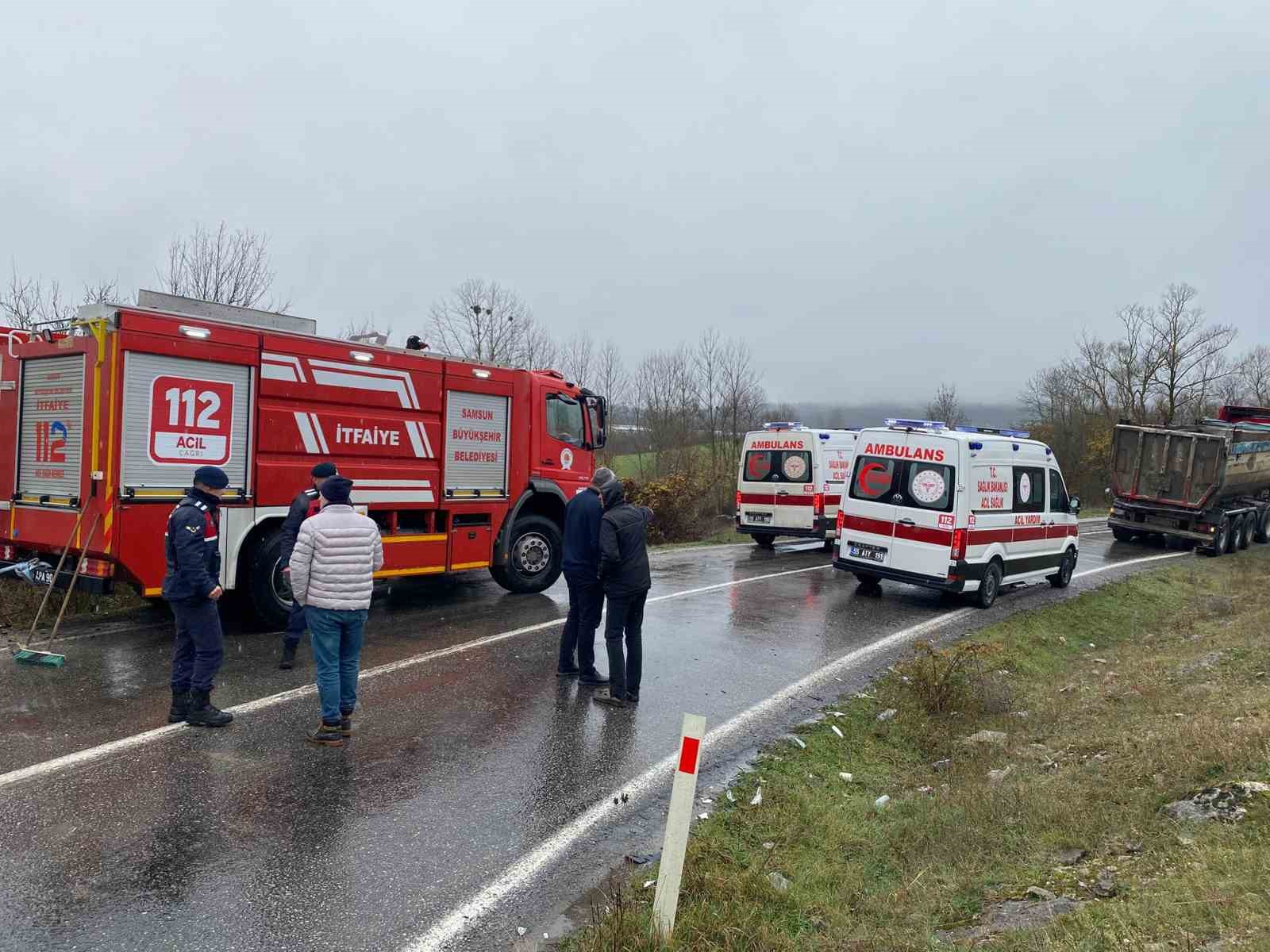 hafif ticari arac kamyona carpti 2 yarali 3 6W5MqjVq