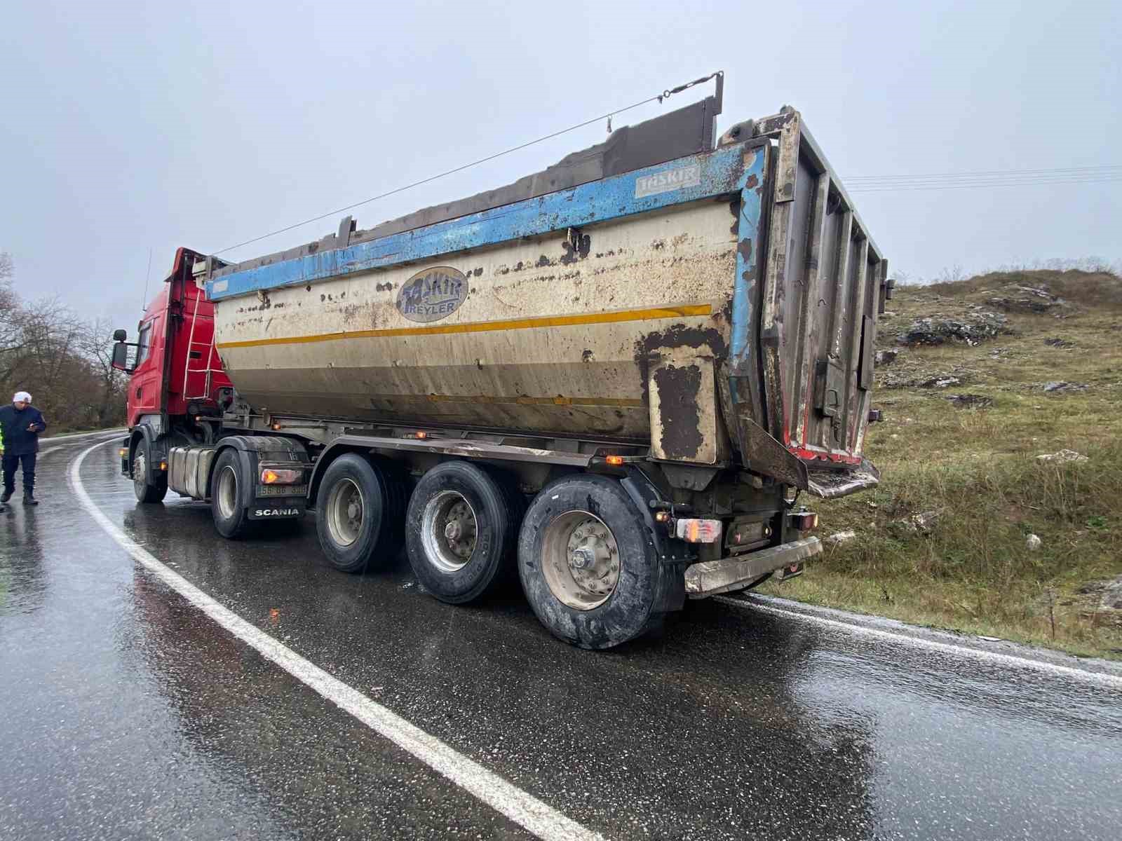 hafif ticari arac kamyona carpti 2 yarali 4 gkKp9BRe