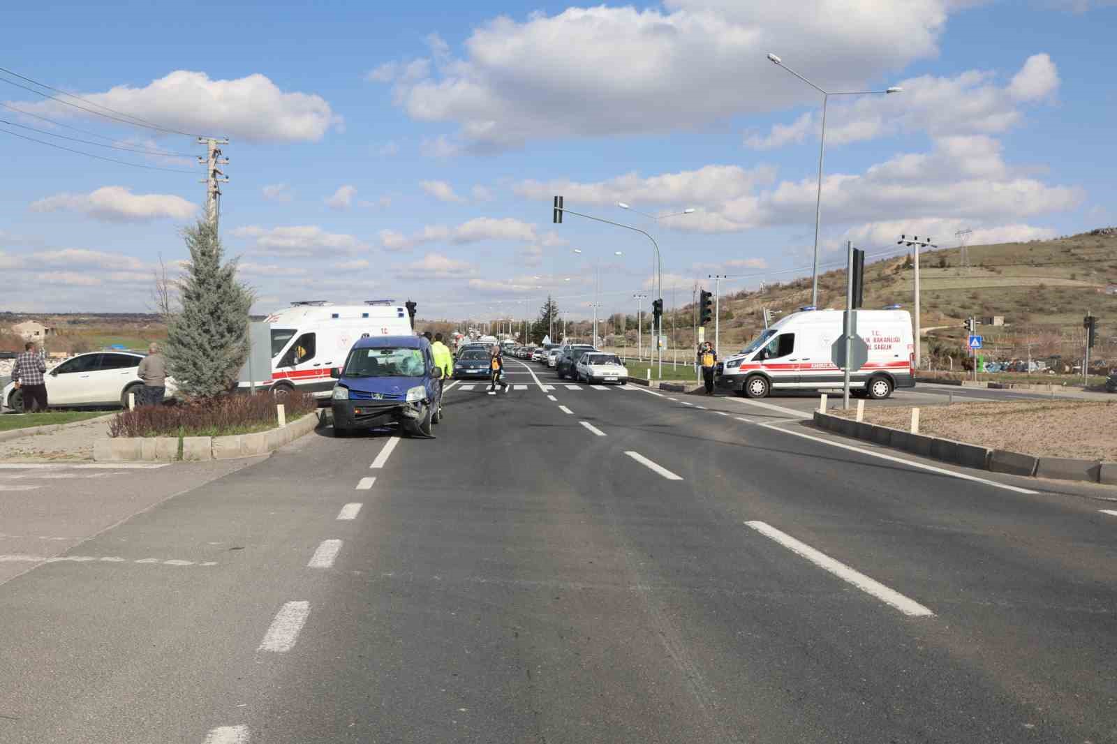 Hafif ticari araç kırmızı ışıkta bekleyen motosiklete çarptı: 2 yaralı 5 hafif ticari arac kirmizi isikta bekleyen motosiklete carpti 2 yarali 1