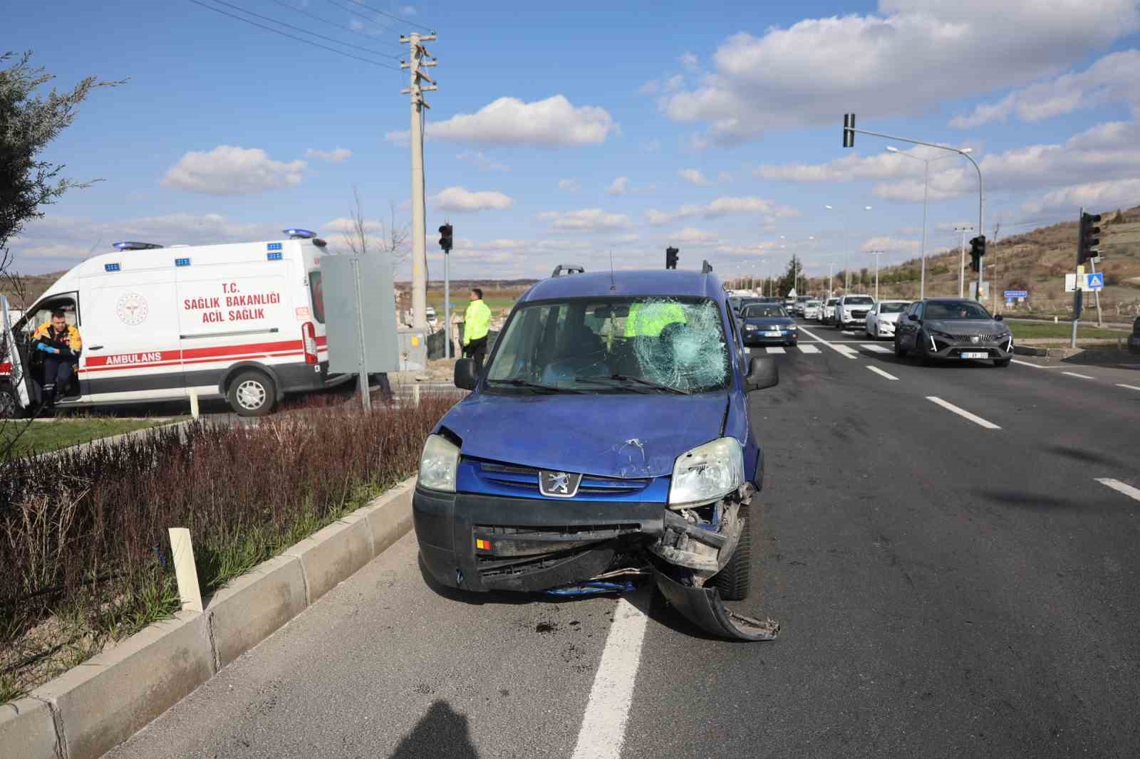 Hafif ticari araç kırmızı ışıkta bekleyen motosiklete çarptı: 2 yaralı 6 hafif ticari arac kirmizi isikta bekleyen motosiklete carpti 2 yarali 2 ZTWMMELY
