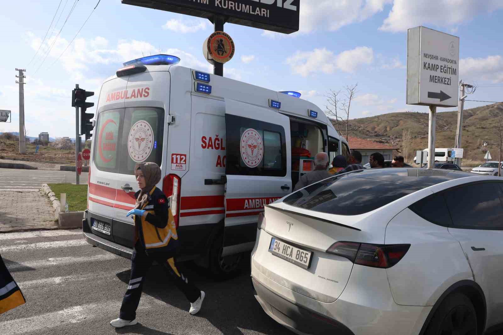 Hafif ticari araç kırmızı ışıkta bekleyen motosiklete çarptı: 2 yaralı 7 hafif ticari arac kirmizi isikta bekleyen motosiklete carpti 2 yarali 3 YUwTMjZU