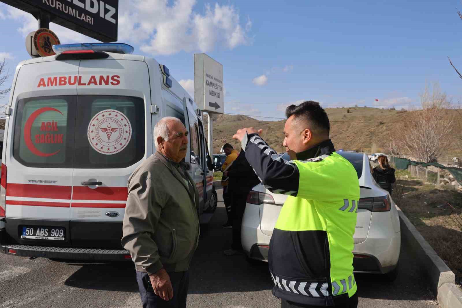 Hafif ticari araç kırmızı ışıkta bekleyen motosiklete çarptı: 2 yaralı 8 hafif ticari arac kirmizi isikta bekleyen motosiklete carpti 2 yarali 4 OmhZd9nL