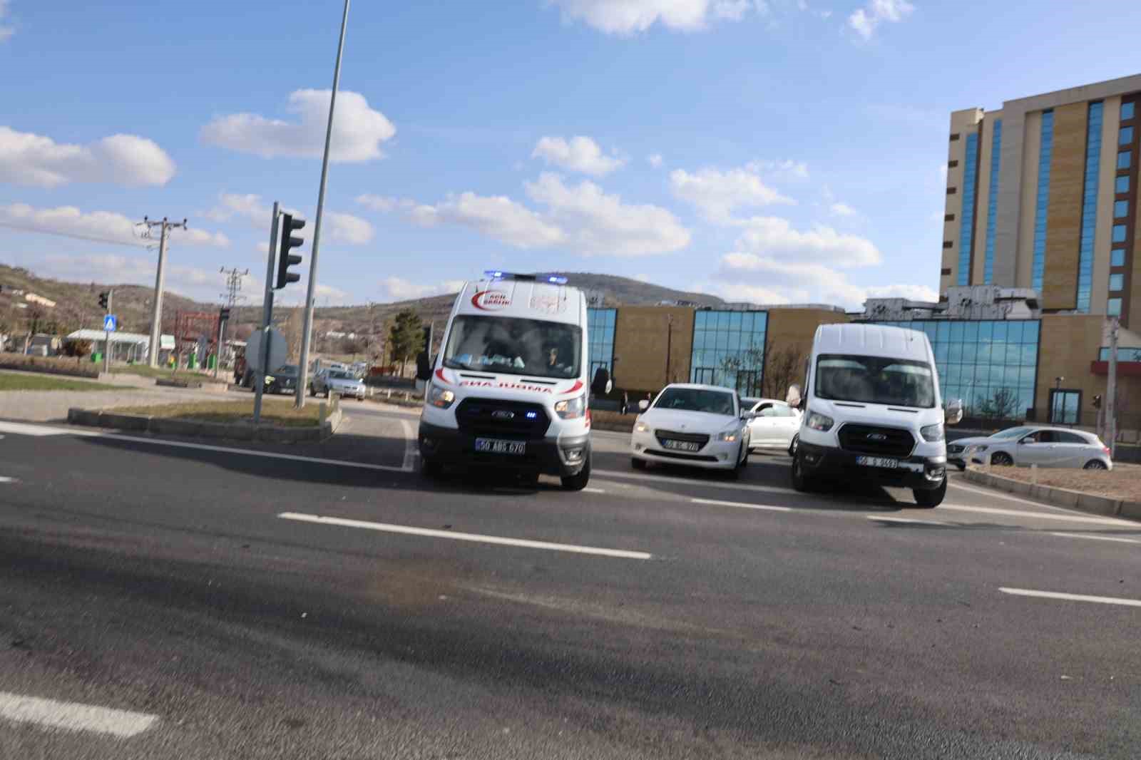 Hafif ticari araç kırmızı ışıkta bekleyen motosiklete çarptı: 2 yaralı 9 hafif ticari arac kirmizi isikta bekleyen motosiklete carpti 2 yarali 5 5LlVYV75