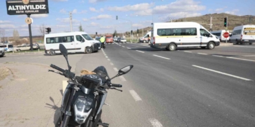 hafif-ticari-arac-kirmizi-isikta-bekleyen-motosiklete-carpti-2-yarali-vSV6YL4O.jpg