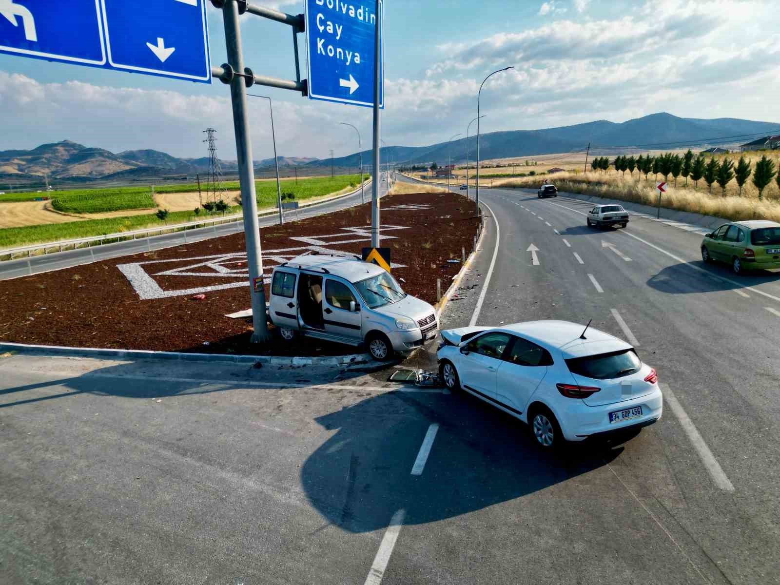 Hafif ticari araç otomobille çarpıştı: 7 yaralı 4 hafif ticari arac otomobille carpisti 7 yarali 0