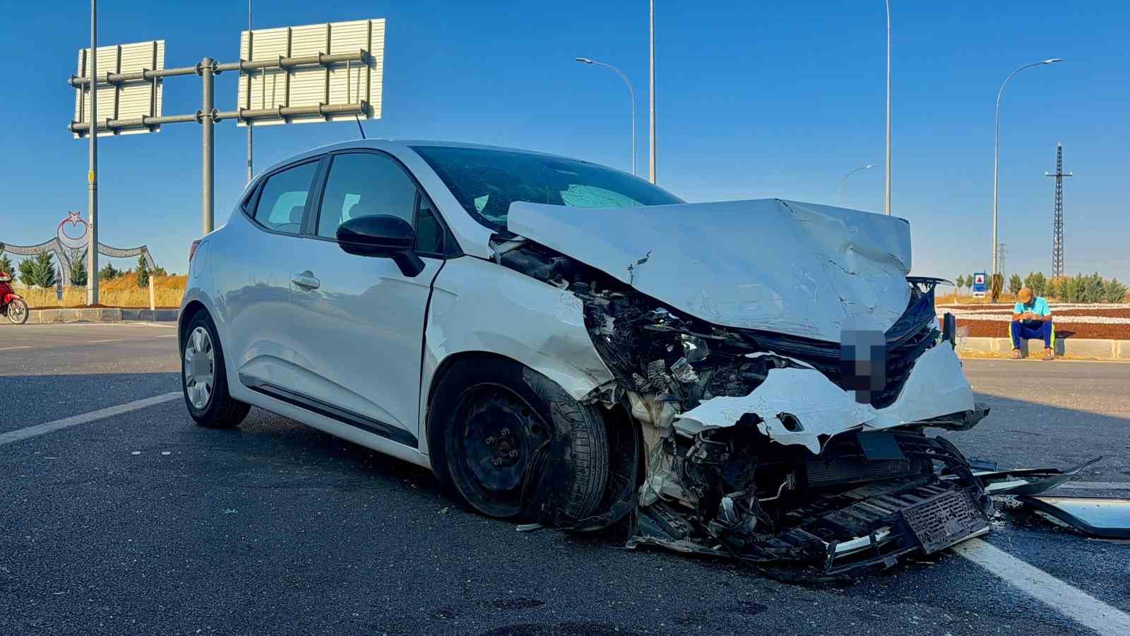 Hafif ticari araç otomobille çarpıştı: 7 yaralı 5 hafif ticari arac otomobille carpisti 7 yarali 1