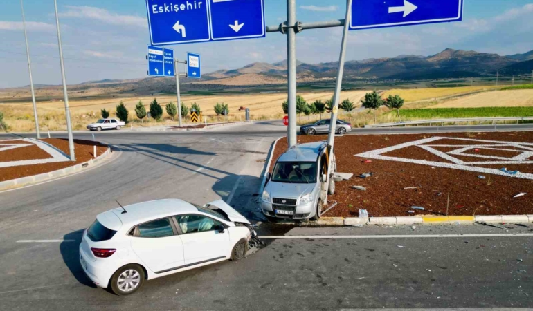 hafif-ticari-arac-otomobille-carpisti-7-yarali-TetCnQeh.jpg