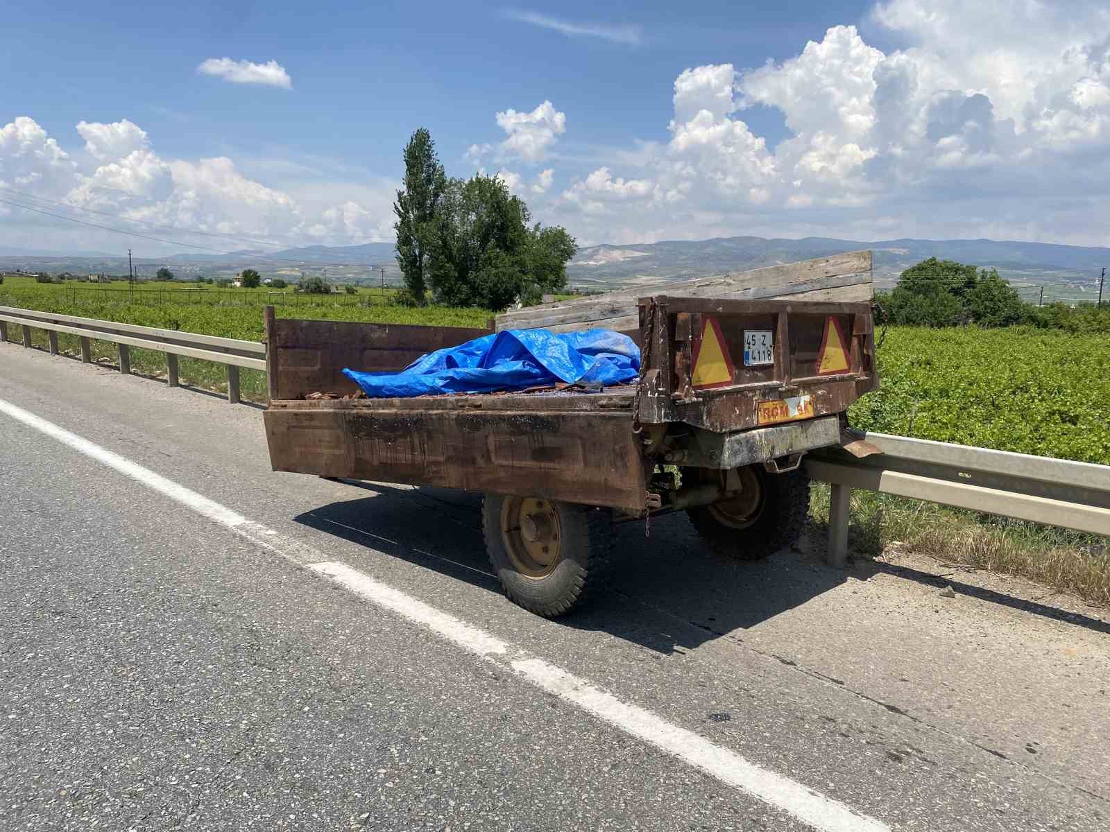 hafif ticari arac traktore carpti 1 olu 3 yarali 2 YKYylHHM
