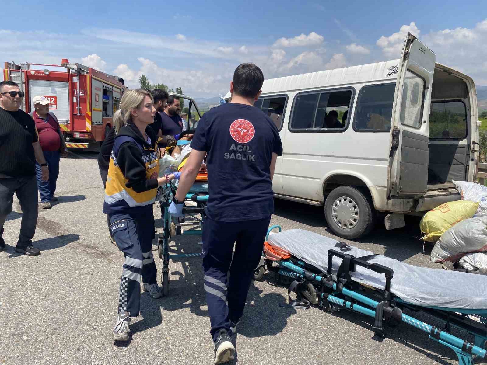 hafif ticari arac traktore carpti 1 olu 3 yarali 4 R88XJuIb
