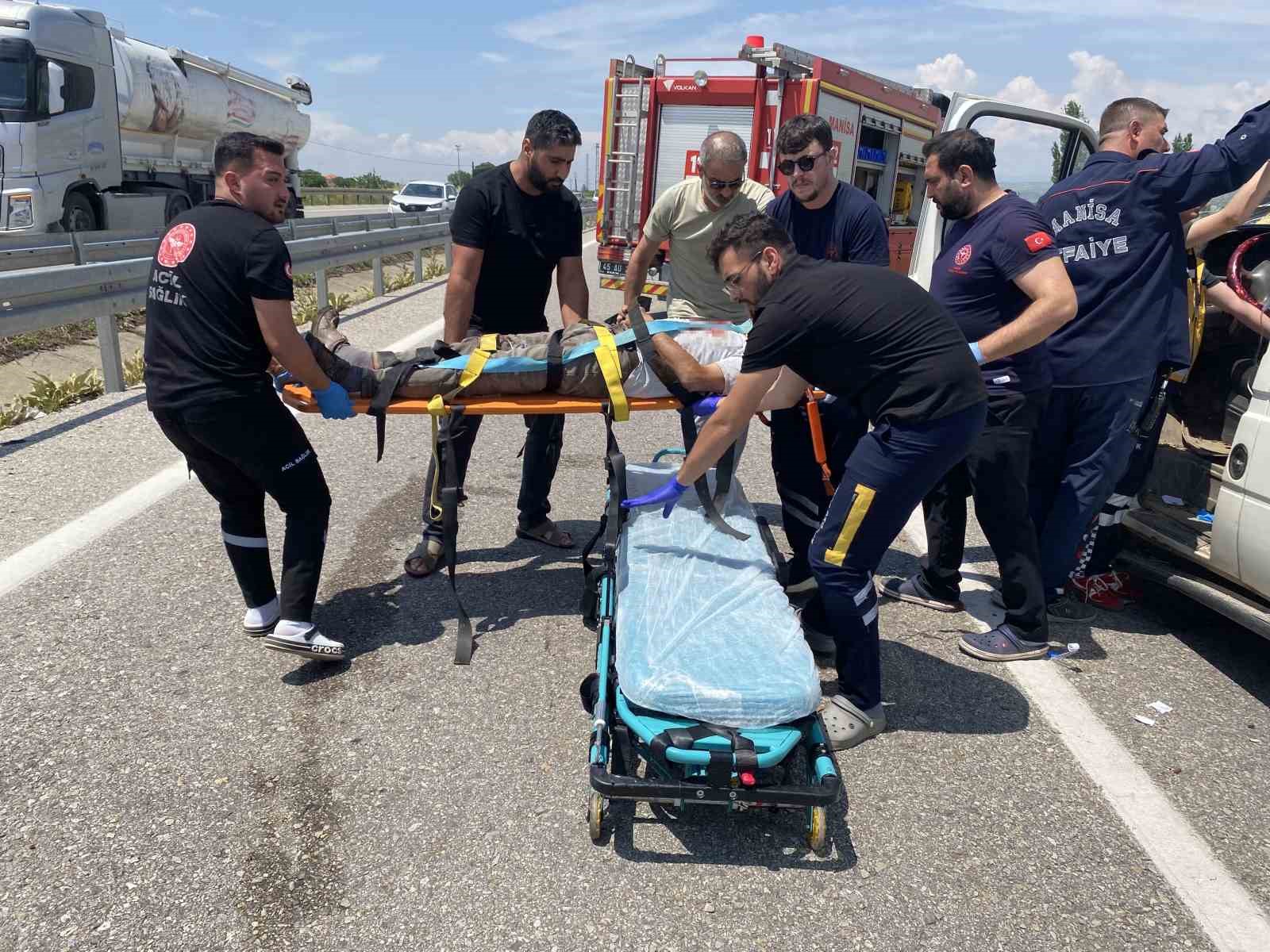 hafif ticari arac traktore carpti 1 olu 3 yarali 5 3EuaUR8G