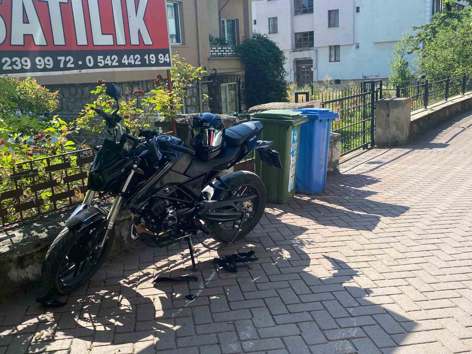 hafif ticari araca carparak savrulan motosikletli yaralandi 0 jiIvrygV