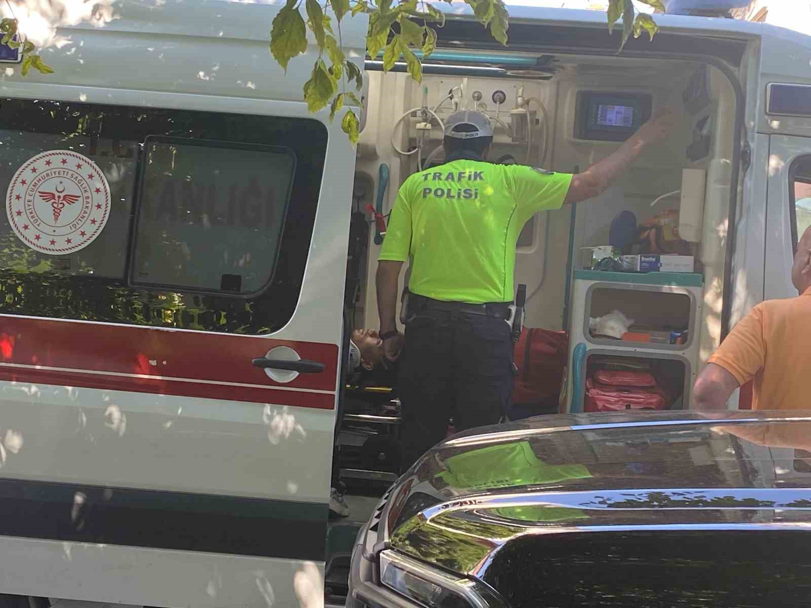 hafif ticari araca carparak savrulan motosikletli yaralandi 1 6vtQyLPO
