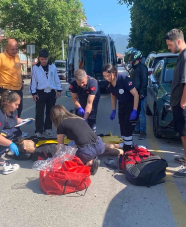 hafif-ticari-araca-carparak-savrulan-motosikletli-yaralandi-w1a78dvT.jpg