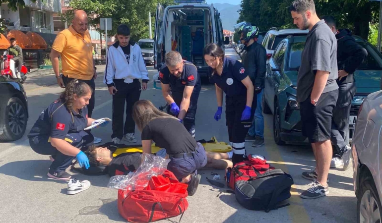 hafif-ticari-araca-carparak-savrulan-motosikletli-yaralandi-w1a78dvT.jpg