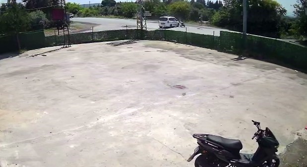hafif ticari araca ok gibi saplanan motosikletteki 2 kisi metrelerce havaya uctu 1 HamA8XRc