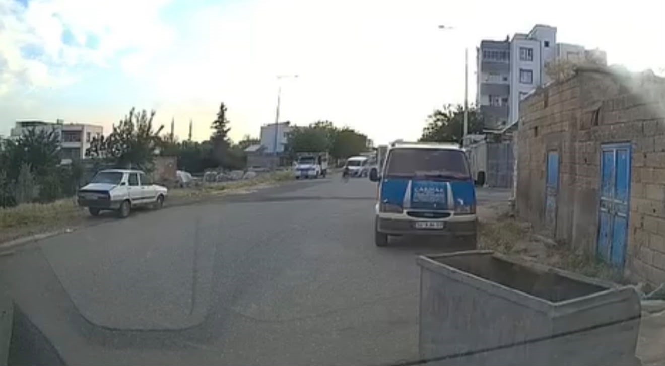 hafif ticari aracin carptigi bisikletli cocuk yaralandi kaza ani kamerada 0 re9HqpiN
