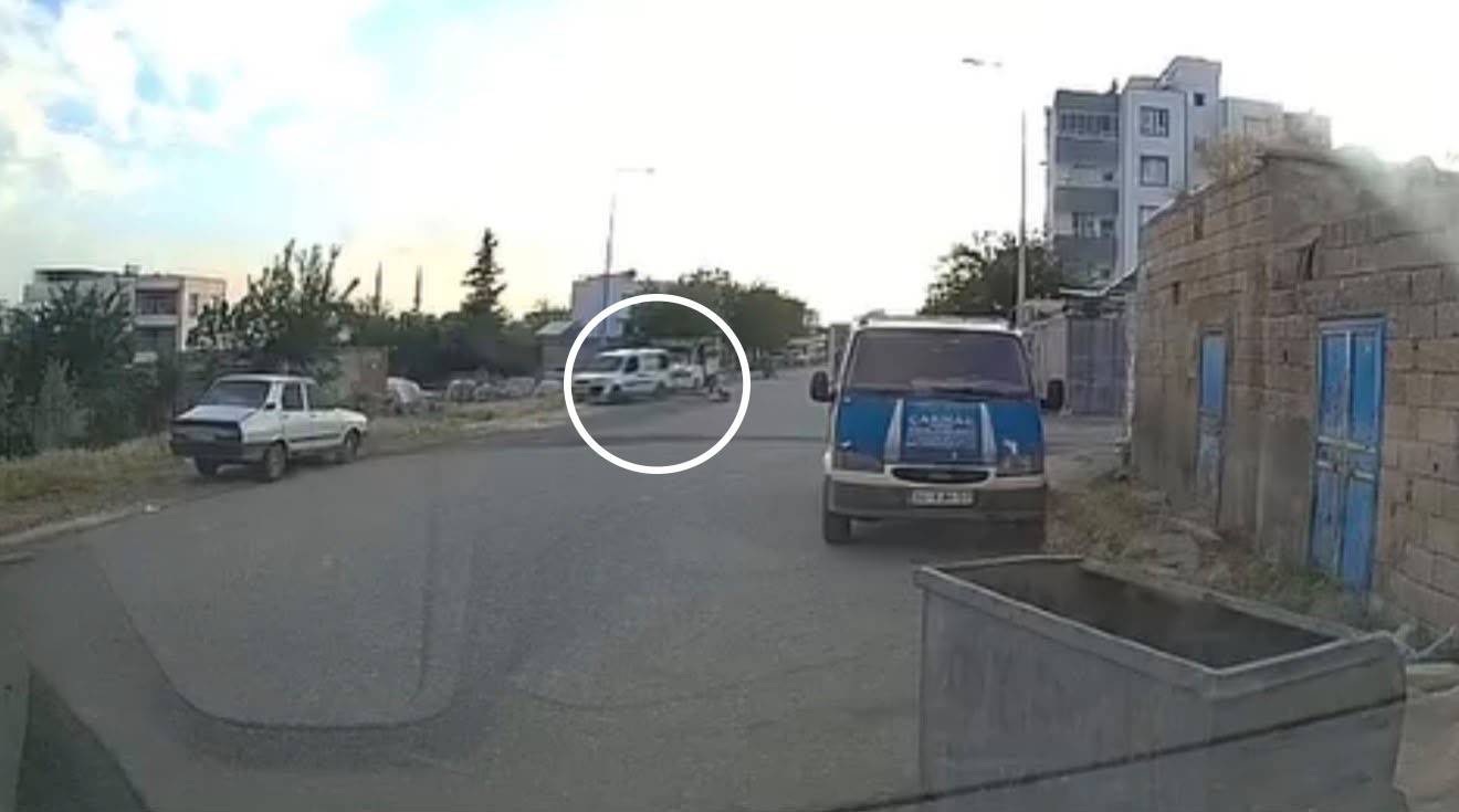 hafif ticari aracin carptigi bisikletli cocuk yaralandi kaza ani kamerada 1 s3PGDHLa