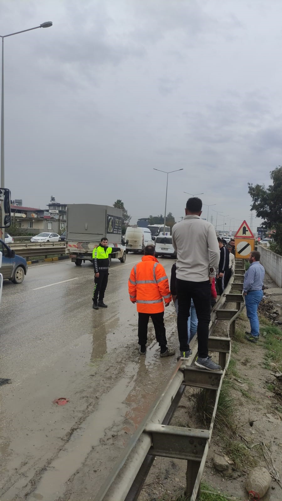 Hafif ticari aracın çarptığı genç kadın, kanala düşerek hayatını kaybetti 8 hafif ticari aracin carptigi genc kadin kanala duserek hayatini kaybetti 4 huEi9X6a