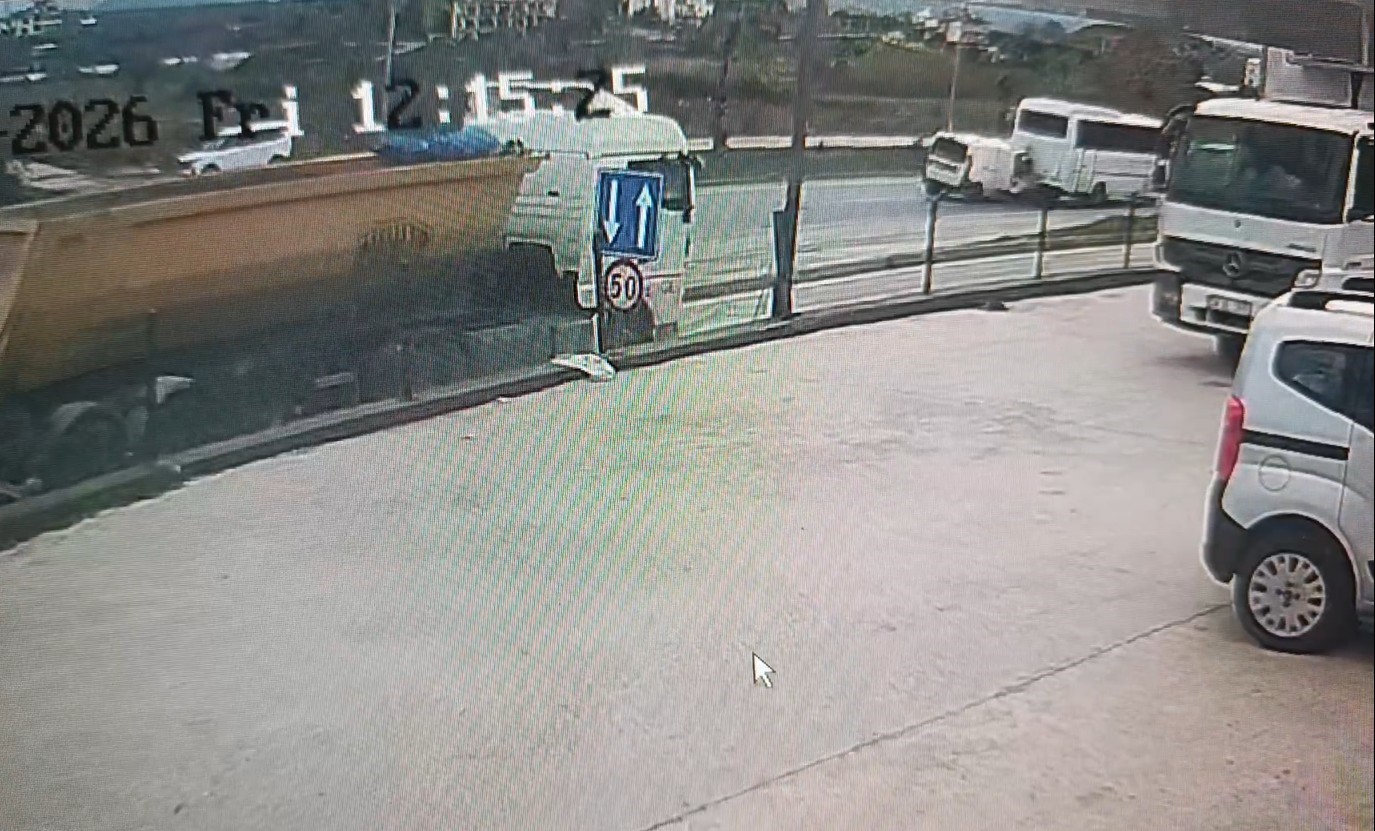 hafif ticari aracin carptigi midibus devrildi 7 yarali 1 kLZCDXiQ