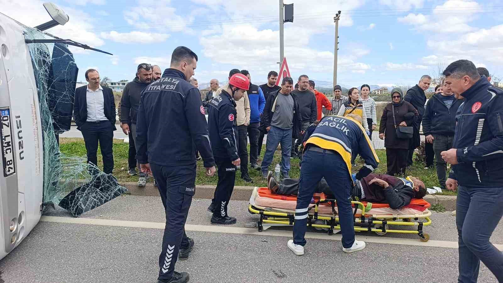 hafif ticari aracin carptigi midibus devrildi 7 yarali 10