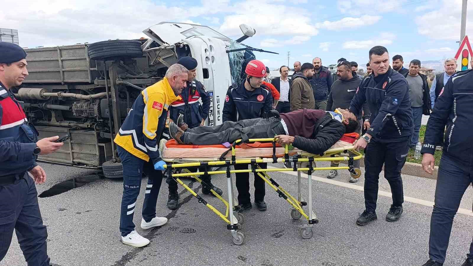 hafif ticari aracin carptigi midibus devrildi 7 yarali 11 iPHLjJbM