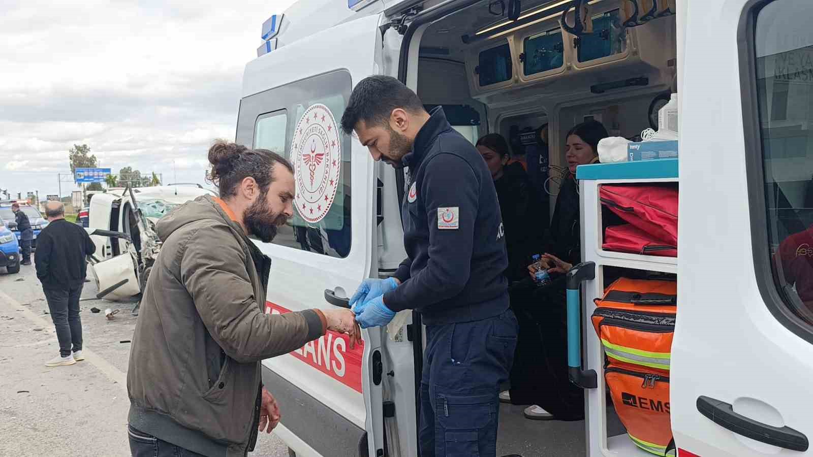 hafif ticari aracin carptigi midibus devrildi 7 yarali 12 HZk96wuy