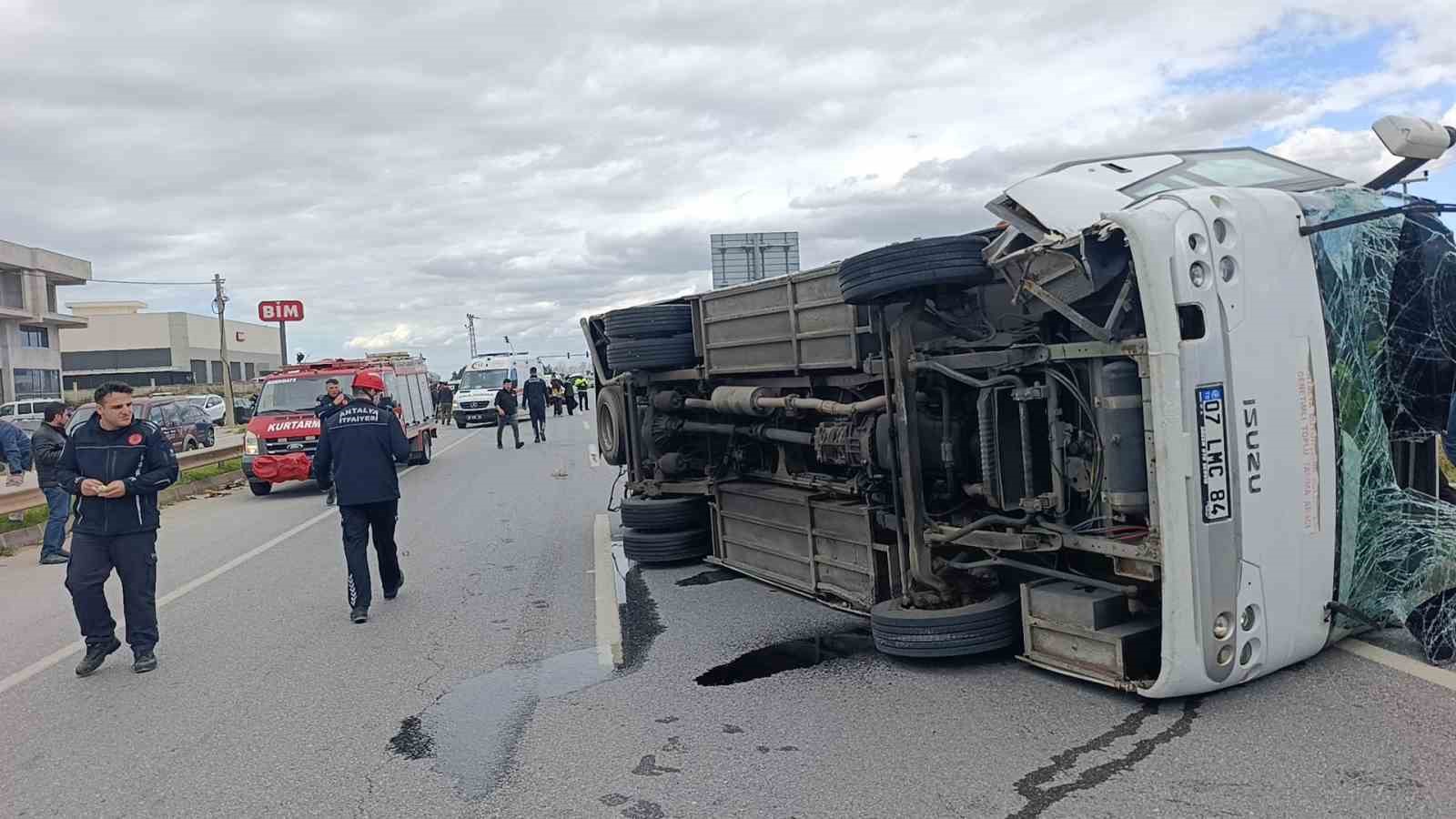 hafif ticari aracin carptigi midibus devrildi 7 yarali 13 8ZVzqL5V