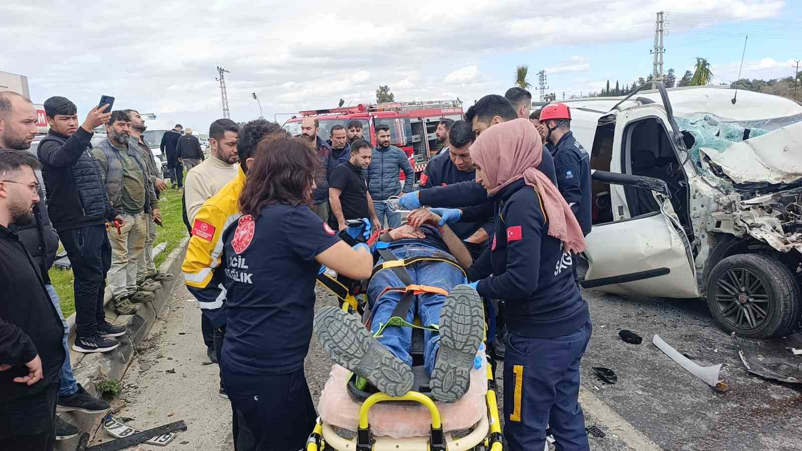 hafif ticari aracin carptigi midibus devrildi 7 yarali 3 2YwwQUkX