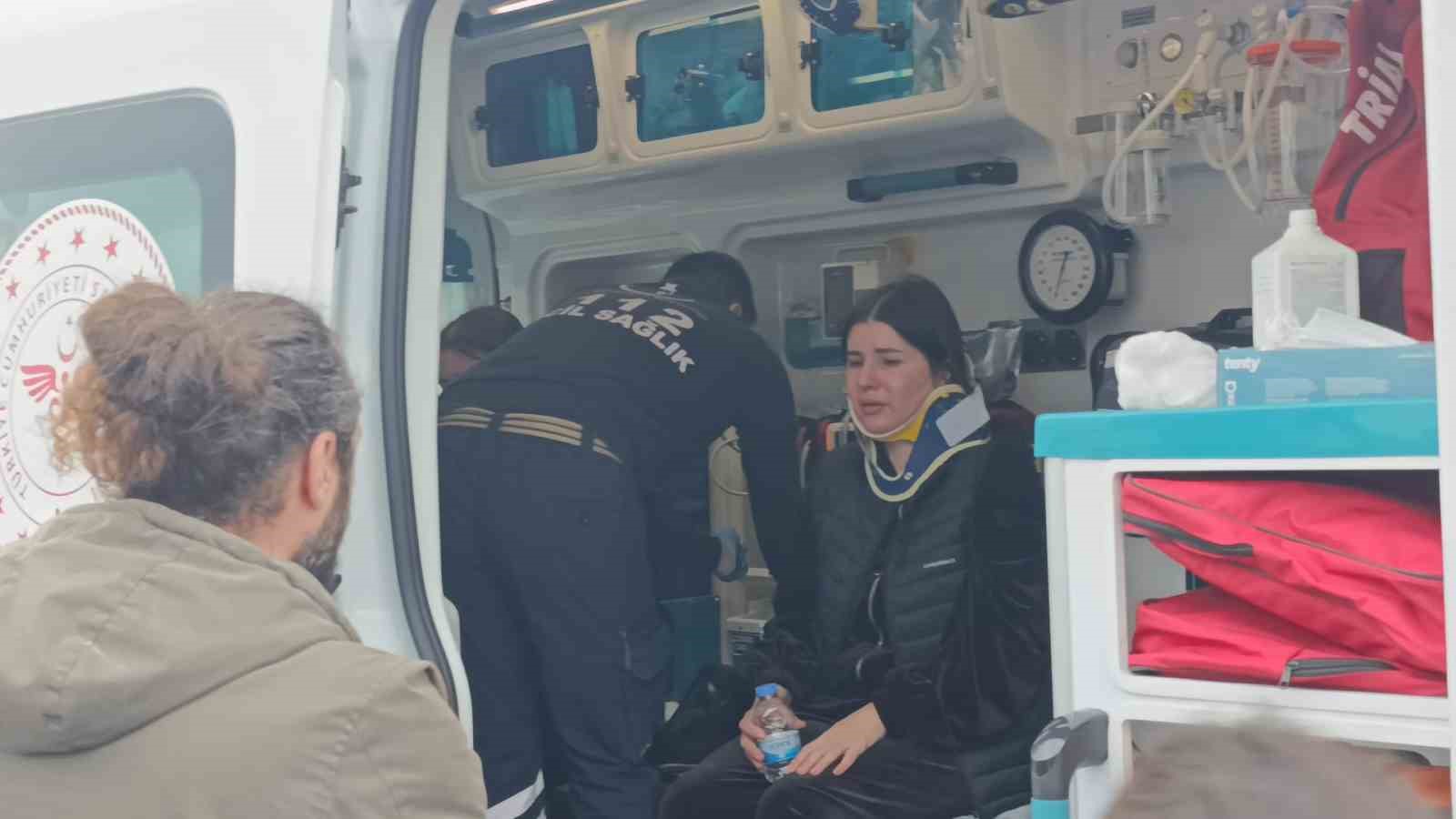 hafif ticari aracin carptigi midibus devrildi 7 yarali 4