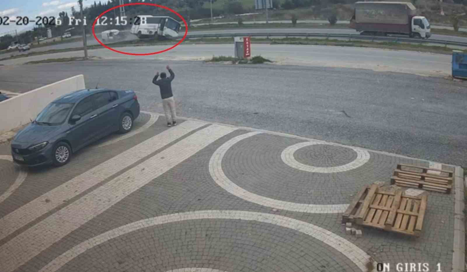 hafif ticari aracin carptigi midibus devrildi 7 yarali 5 jGgsL53N