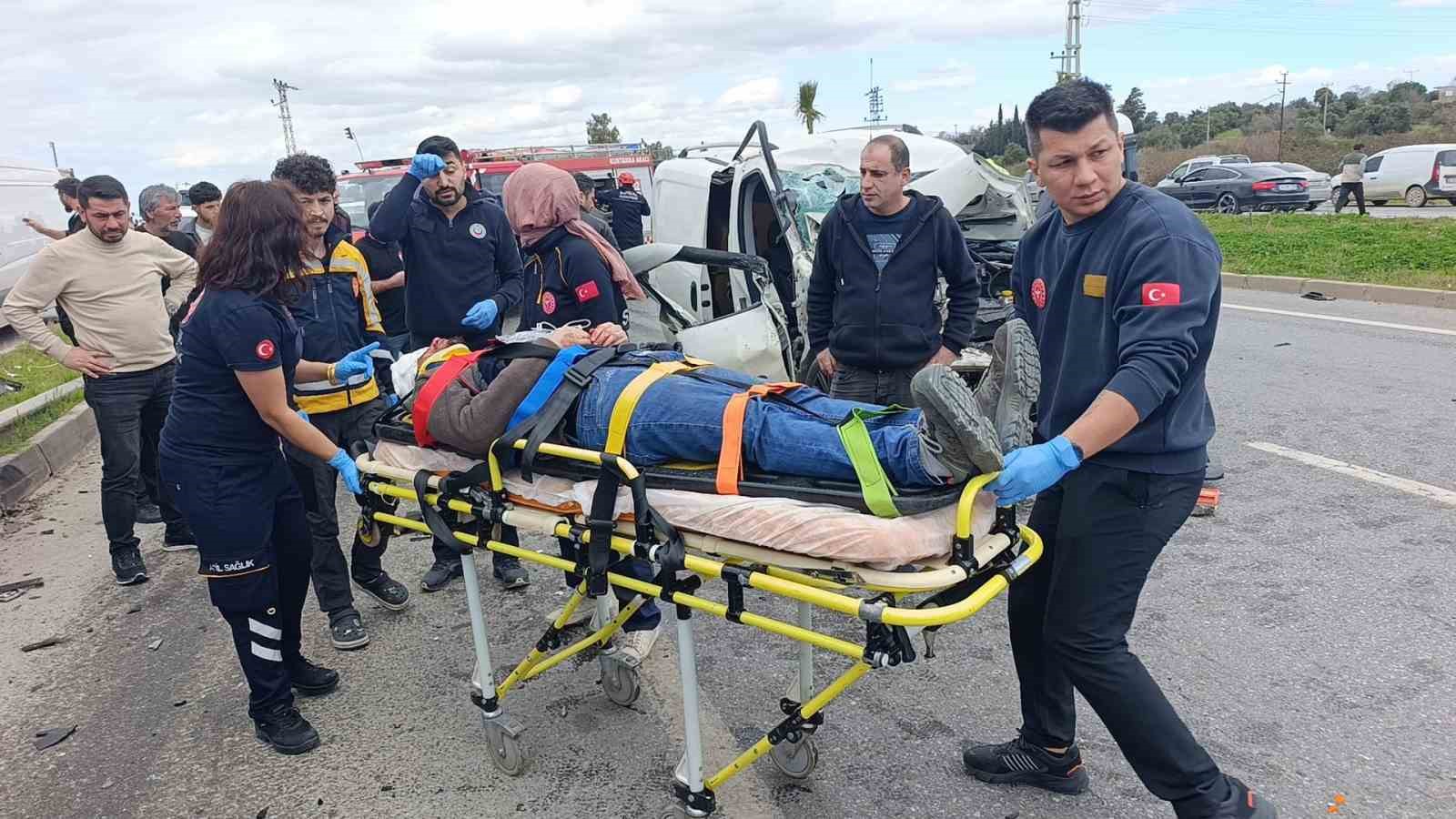 hafif ticari aracin carptigi midibus devrildi 7 yarali 7 Rwmckhtp