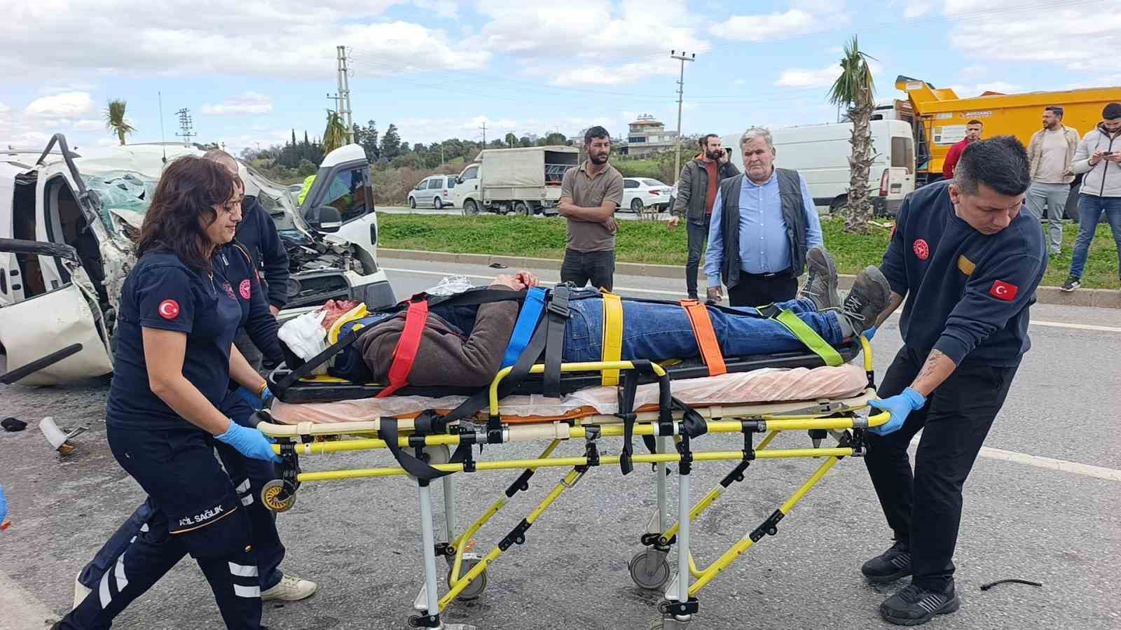 hafif ticari aracin carptigi midibus devrildi 7 yarali 8 H1dc7TiL