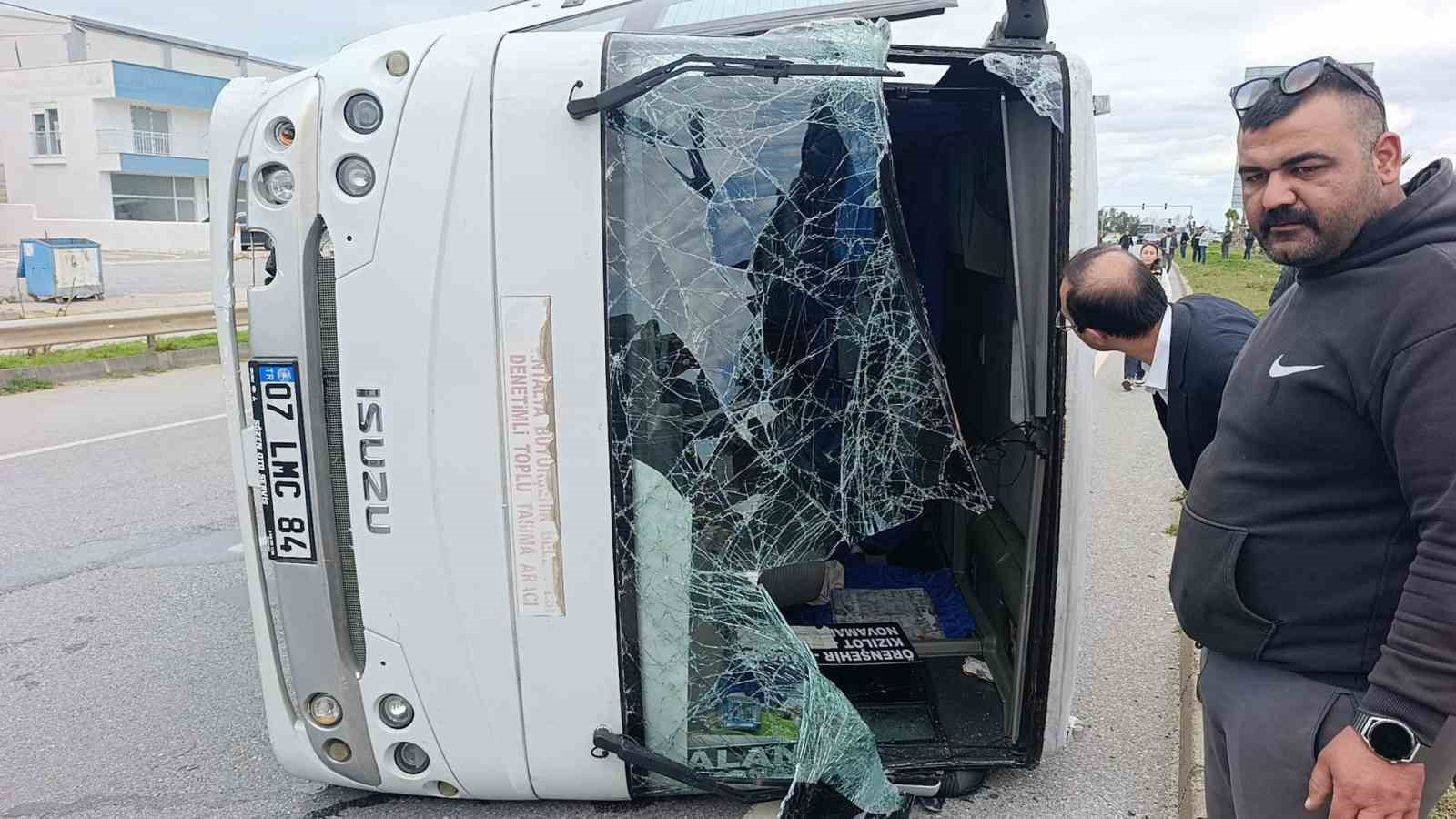 hafif ticari aracin carptigi midibus devrildi 7 yarali 9 kXE4BIFL